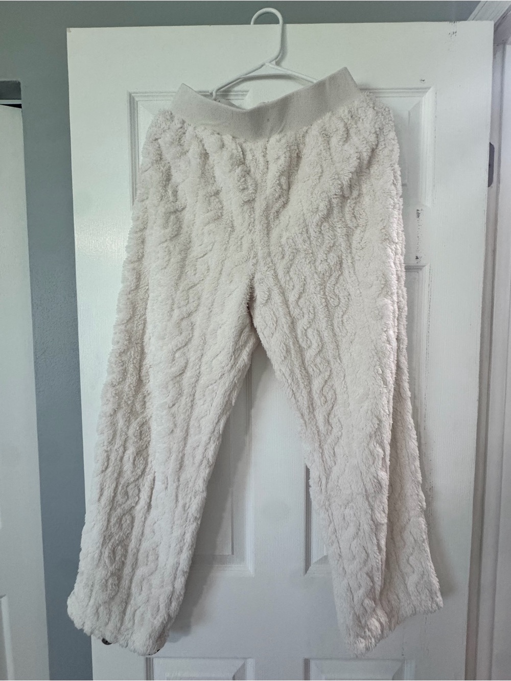 AEROSOLES Cream Cable-Knit Plush Joggers